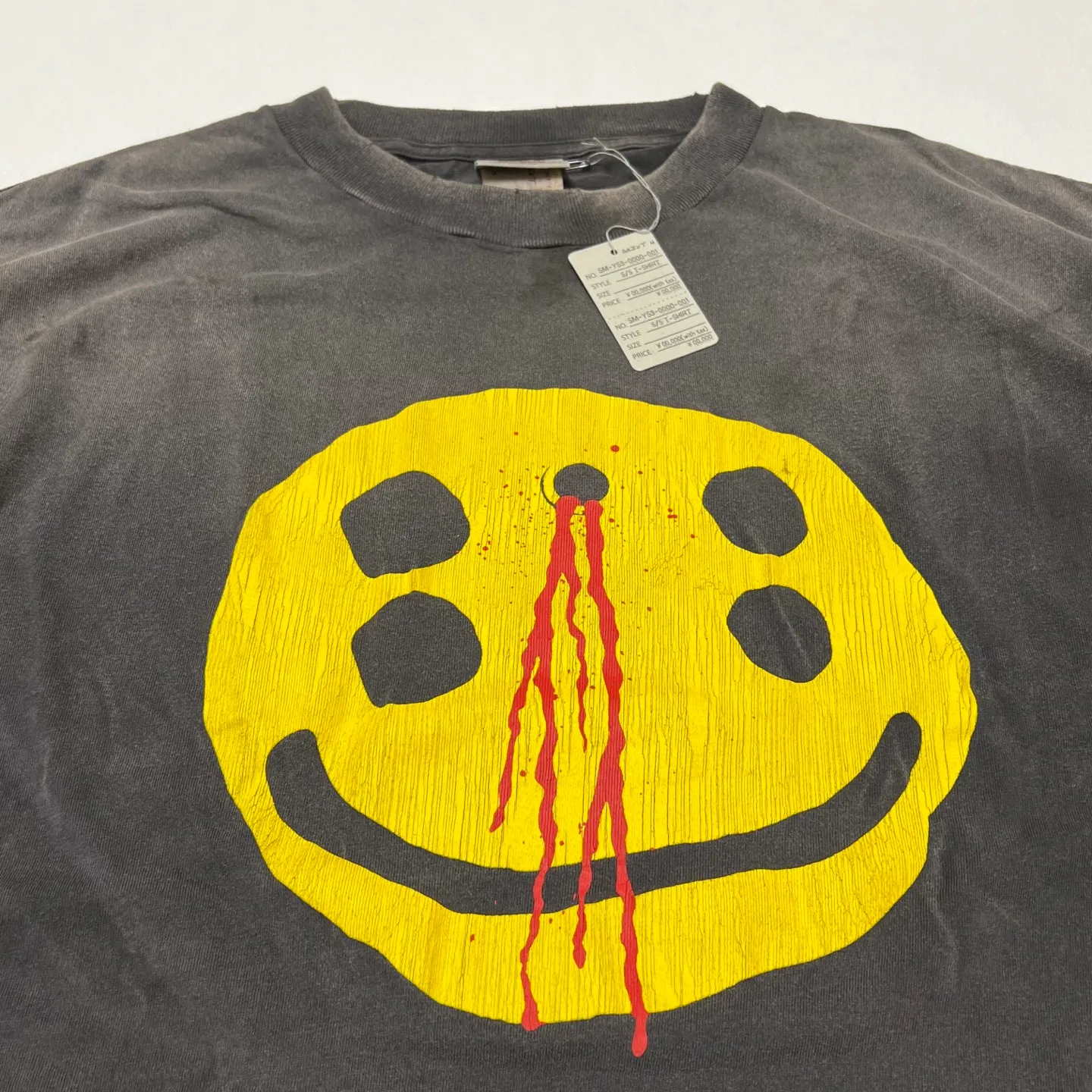 CACTUS PLANT FLEA MARKET x SAINT Mxxxxxx SMILE SS TEE/BLK CPFM co-branded model. Short-sleeved smiley face. Retro distressed TEE with four-eyed smile. Washed black S-XL. Look for the cylindrical fabric with no side seams. The open width is almost meaningless. Asut ready-made garments are dyed. The whole piece is sprayed and faded. The collar and cuffs are frayed. Many people hang it. Over-heavy work. Customized CPFM co-branded main mark/wash mark/with little angel for anti-counterfeiting